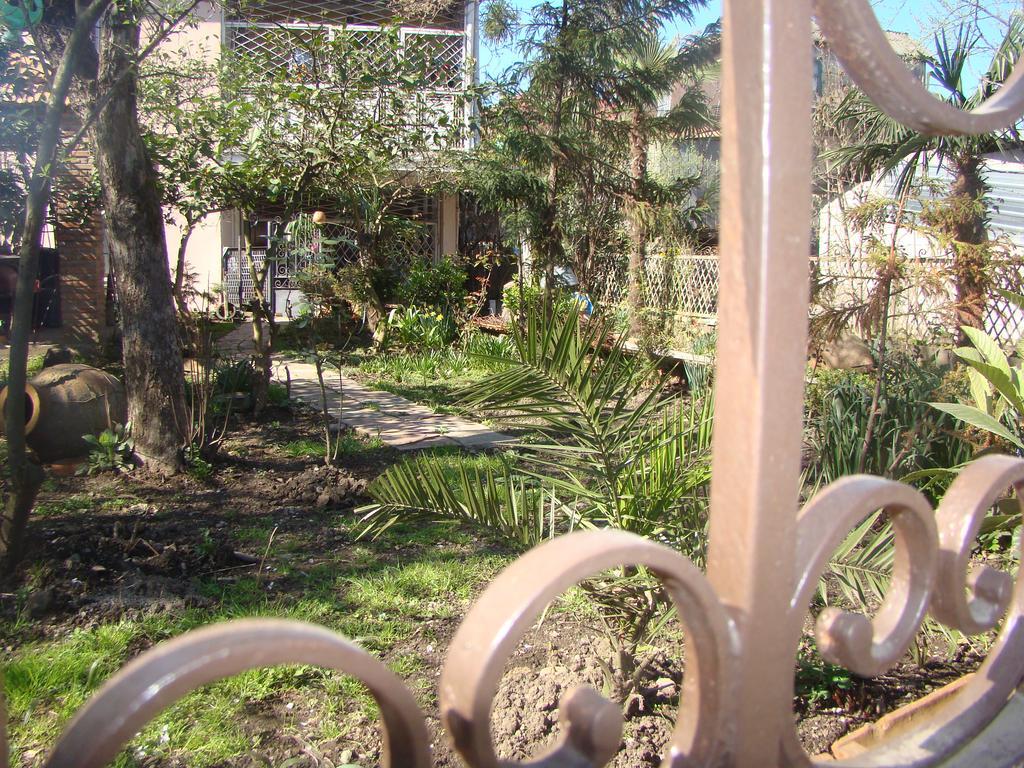 Guest House Temuri Batumi Exterior foto
