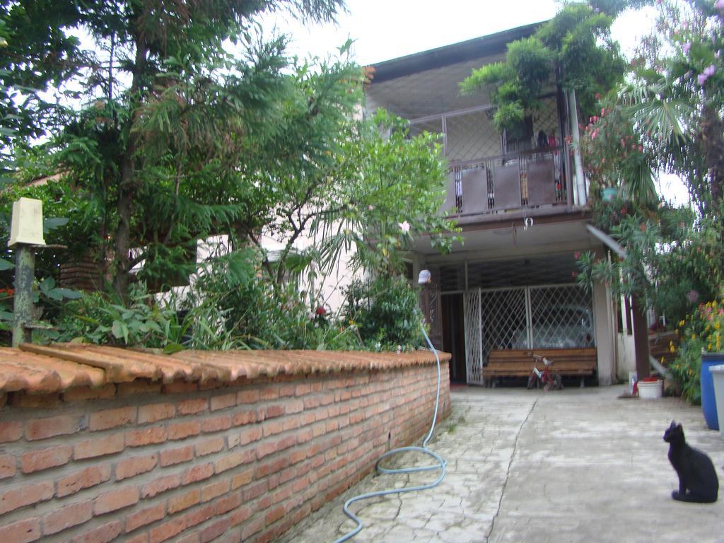 Guest House Temuri Batumi Exterior foto